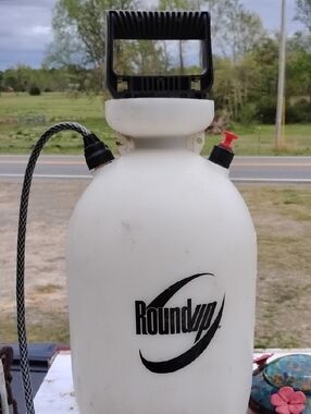 Roundup White Hand Pump Sprayer with Black Handle